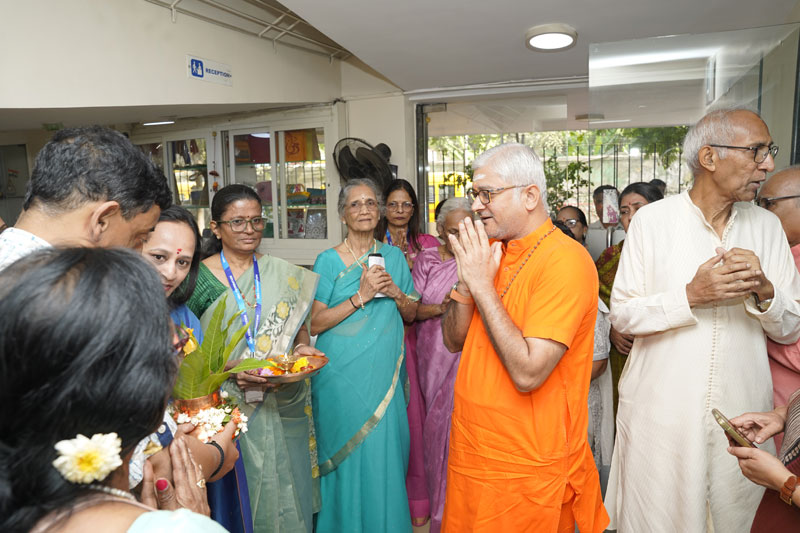 A Blessed Visit by Swamiji to Airoli Centre