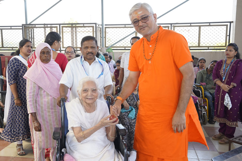 A Blessed Visit by Swamiji to Airoli Centre